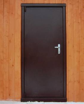 Дверь в деревянный дом 1