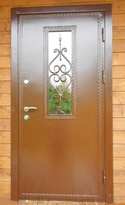 Дверь в деревянный дом