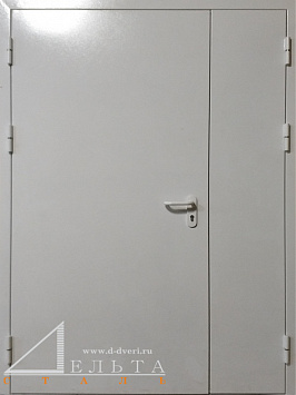 Металлическая  дверь с белой ручкой