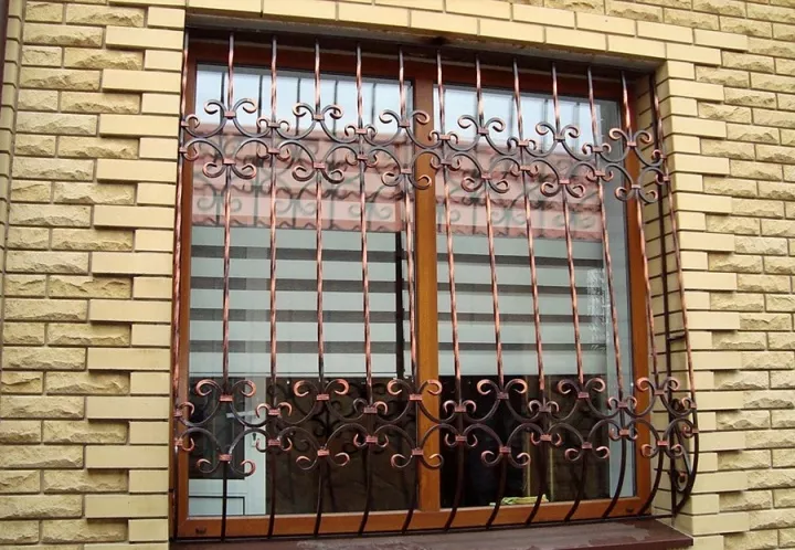Металлические решетки на окнах первого этажа